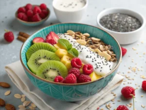 Schüssel veganes Bircher Müsli mit Hafermilch, Kokosjoghurt, frischen Beeren und gehackten Mandeln.